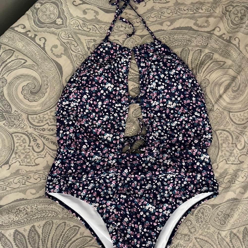 Adorable swimsuit!